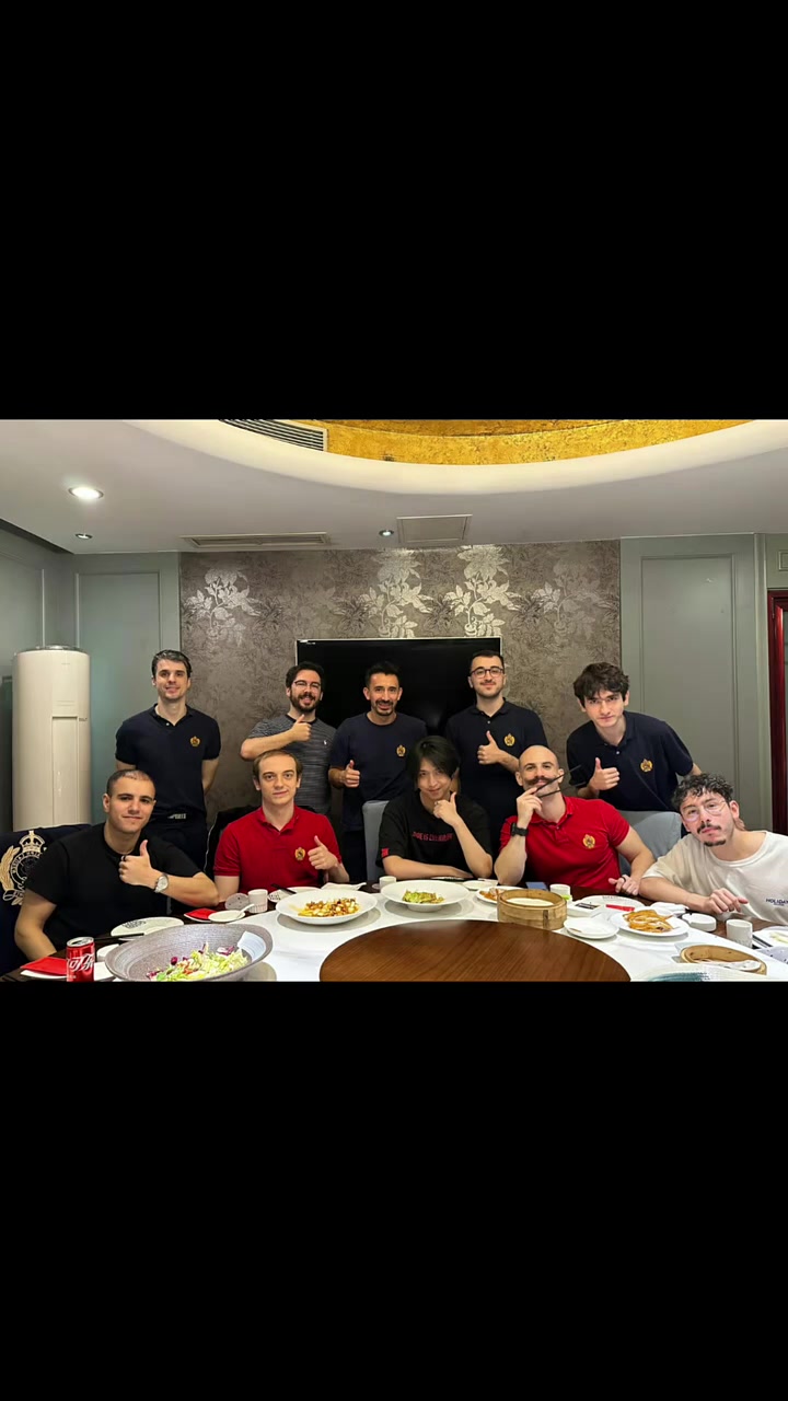 G2晒出聚餐照片尝尝中国烤鸭