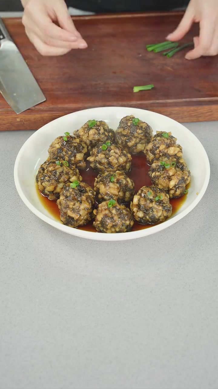 温州梅干菜肉饼，味正咸香，鲜香的味道和独特的咸酸风味，地地道道的温州特色