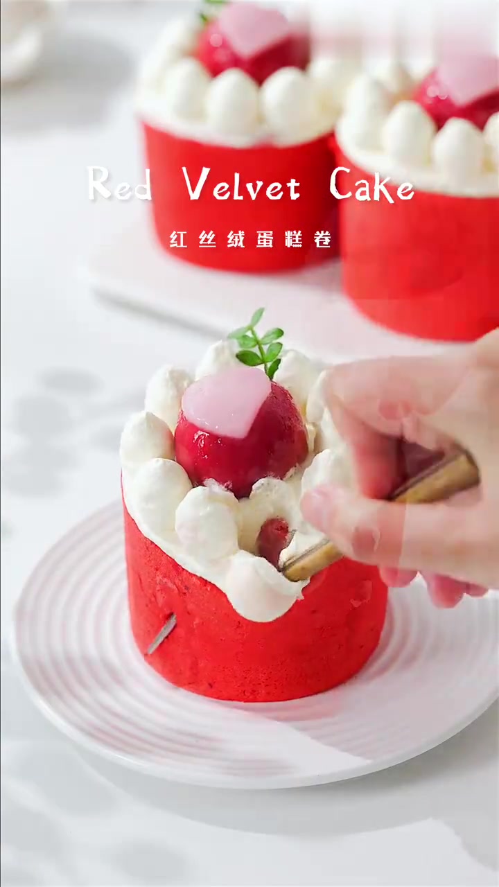 松软香甜红丝绒蛋糕卷，装饰后颜值美味并存