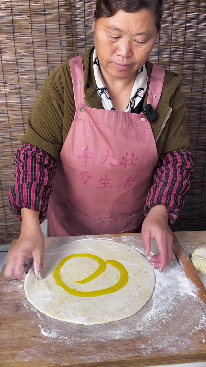 农村晚饭一家人动手 馍菜汤 营养又健康