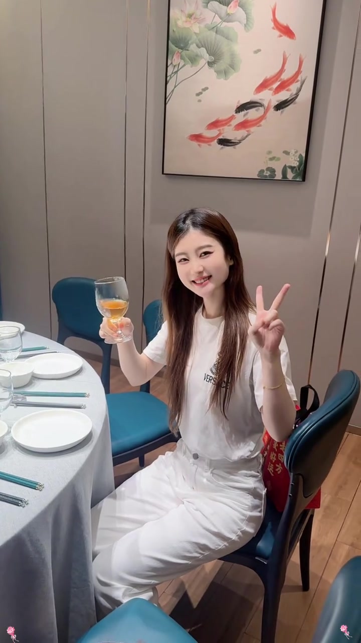 祝大家中秋节快乐,感谢生孩子坐月子大家一直在,希望我们都越来越好 打开美好生活 中秋节快乐