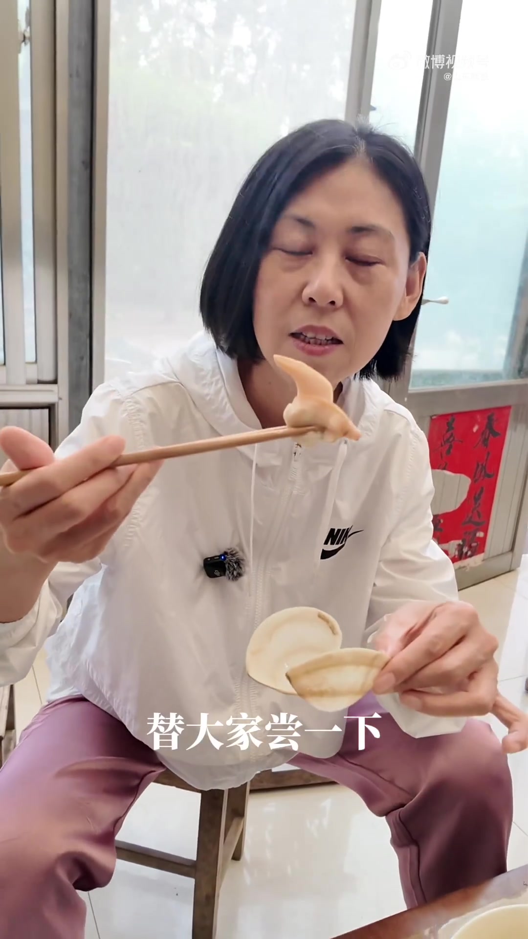 山东这道美食,你听说过吗?灶上的鲜气,全在这口杂鱼锅贴里!鲜鱼煎得外嫩里弹,贴在锅边的面皮