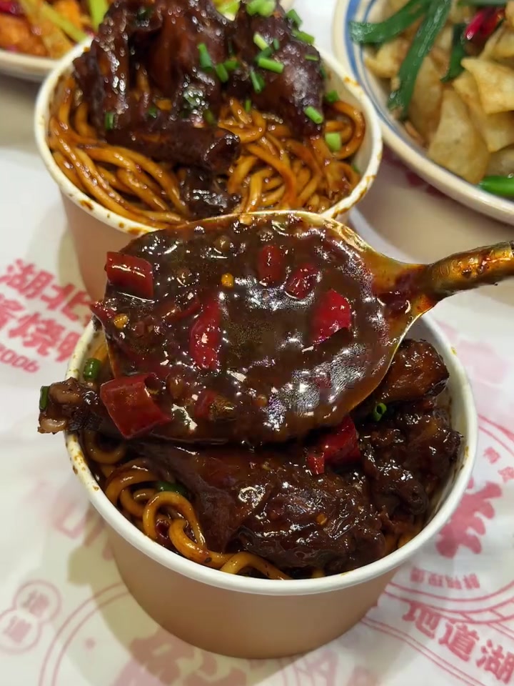 终于在芜湖吃上了这一口黏黏糊糊的回味黑鸭煲！