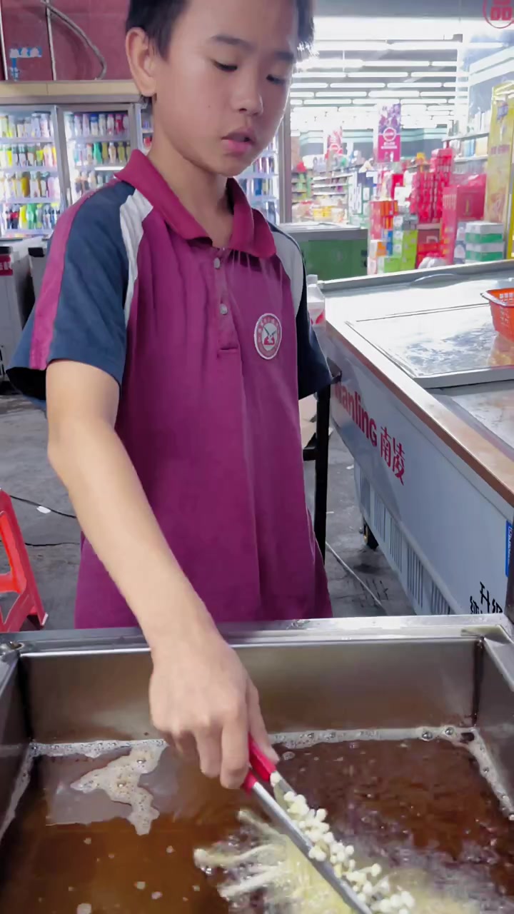 欢师傅炸金针菇,是炸串的教科书