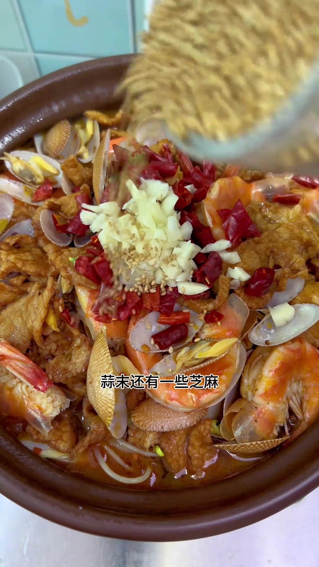 今日水煮三鲜很棒，不辣，汤汁泡饭超赞