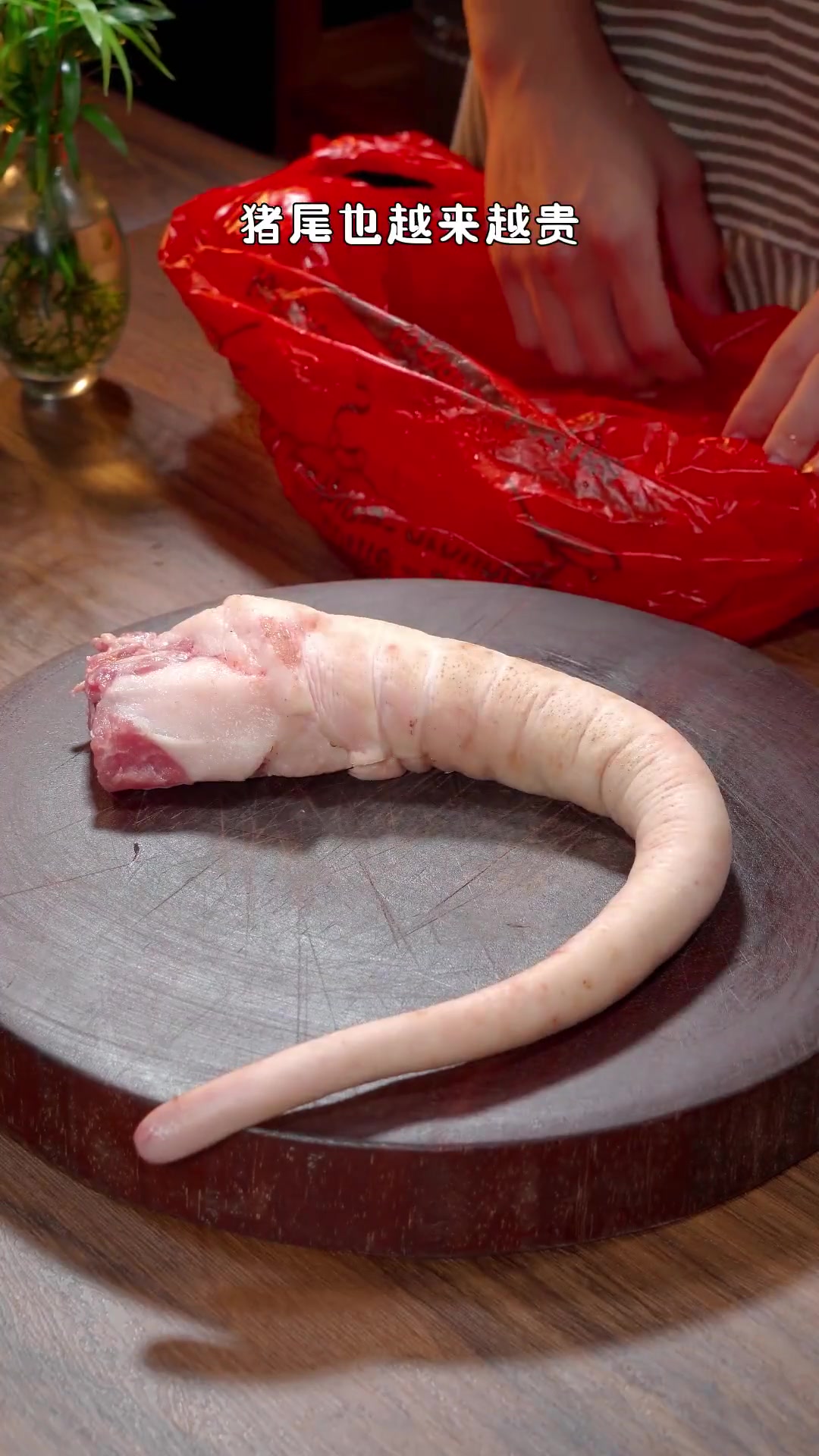 俗话说冬吃萝卜夏吃姜,不如一碗猪尾汤,今天就把我从一位五星级酒店大厨那里学来的做法分享给大