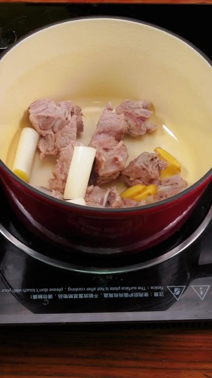 今天我们来做一道山药排骨莲藕汤!