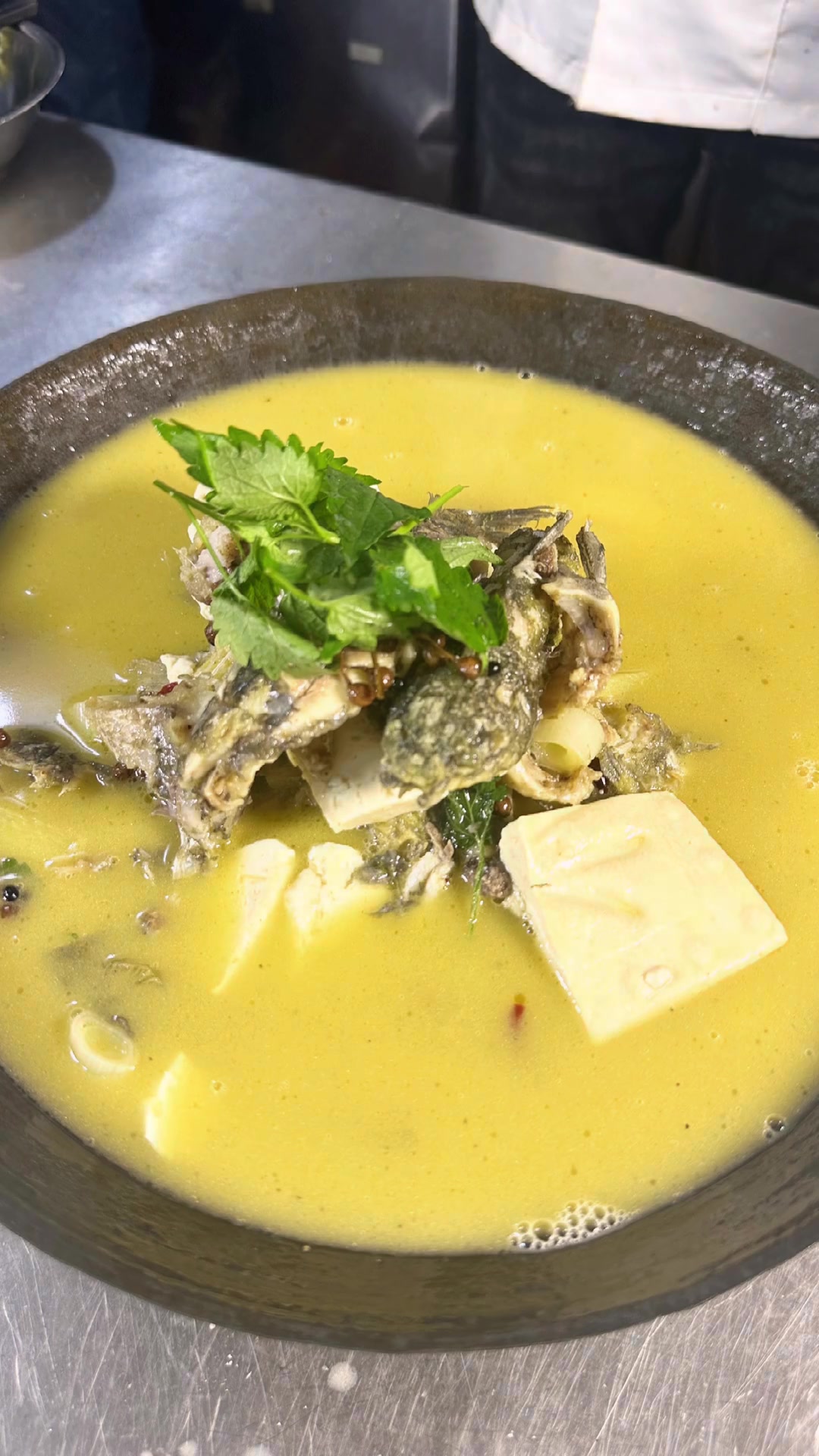 今天给大家分享一道杂鱼锅肉嫩鲜香