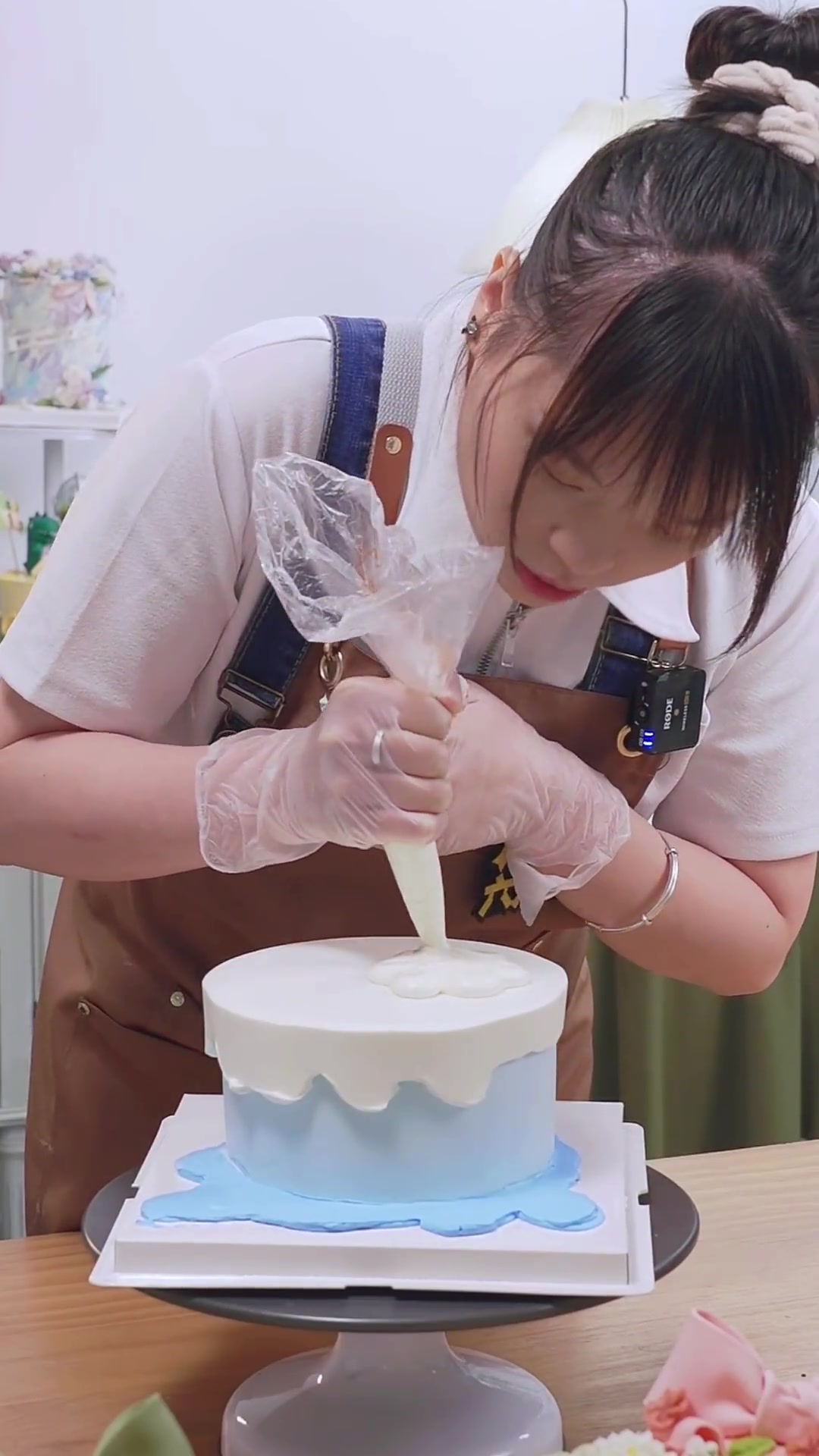 一起来学习这款年轻人都爱的二次元漫画风生日蛋糕吧~只需要用简单的黑色制作简单快速!