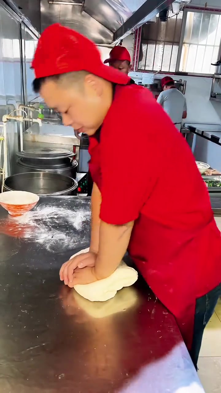 拉面馆里香喷喷的鸡蛋炒刀削面做法,我是拉面时哥,在河南漯河做拉面,已经做了15年了,如果志