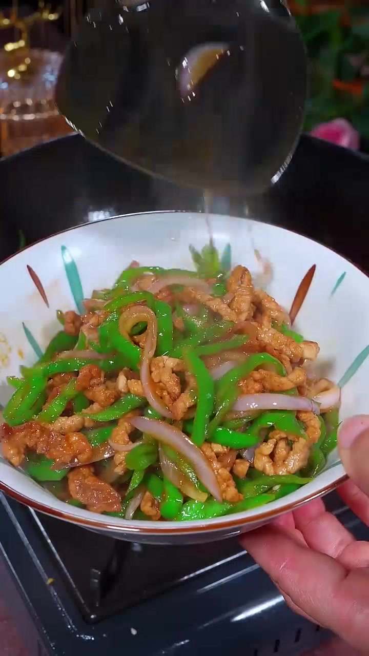香到爆的青椒洋葱炒肉丝，做法超简单！