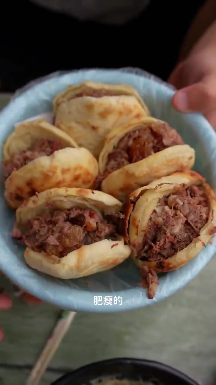 保定的驴肉火烧的表皮酥脆,里面的肉是热乎的