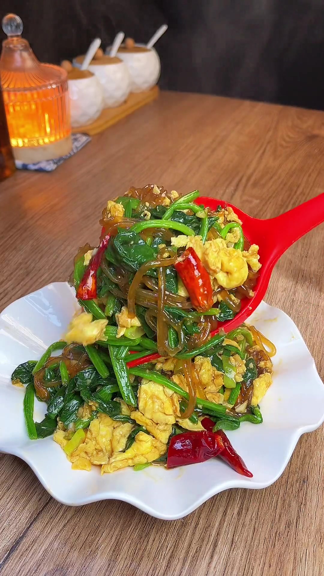 不知道吃什么时候,试试这道菠菜粉条炒鸡蛋,养肝护胃