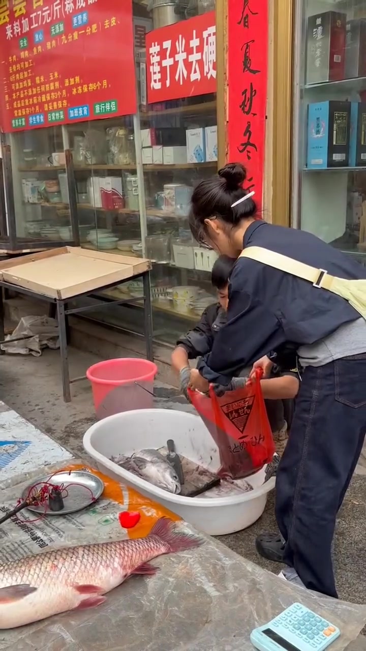 鱼塘钓到的青鱼草鱼带集市上卖看看能卖多少钱