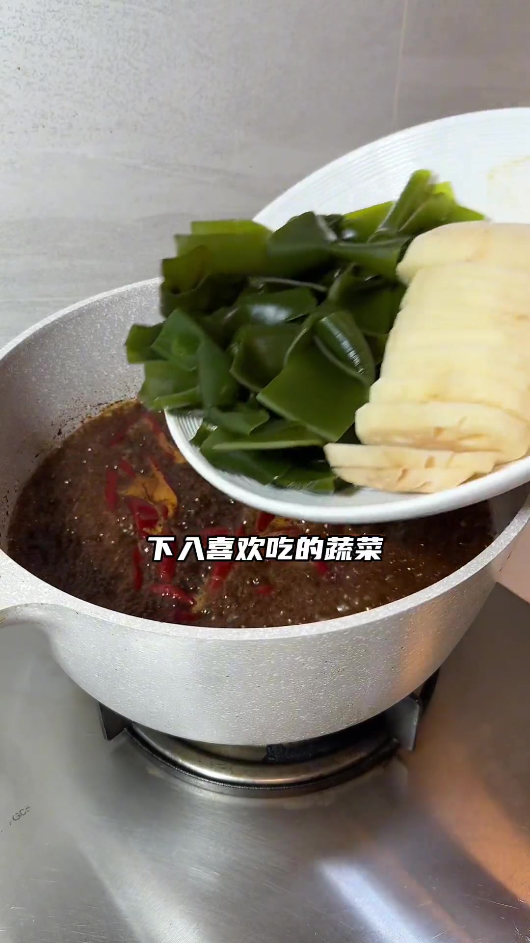 谁能拒绝这一大盘软烂入味的“周黑鸭”,做法超级简单,简直就是宵夜解馋小零食～