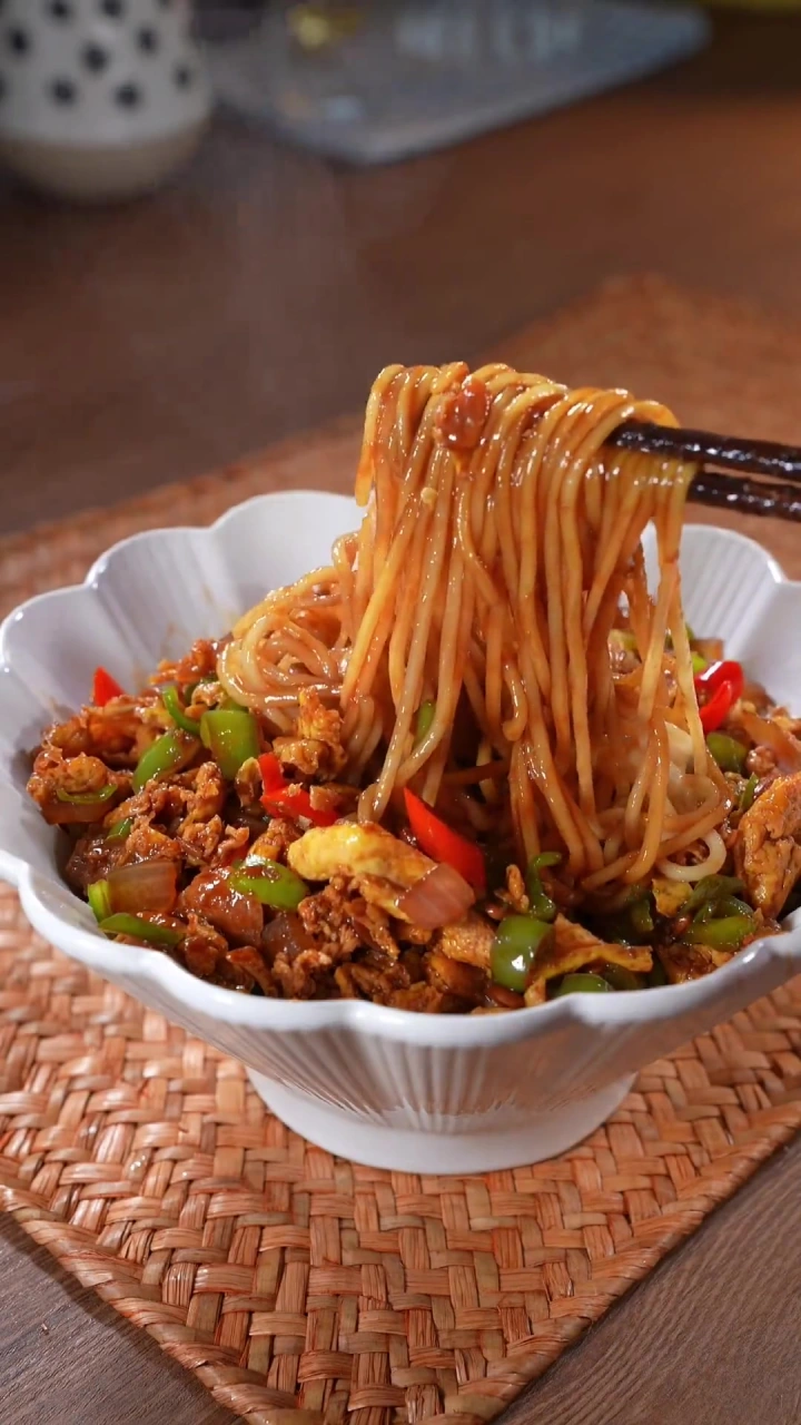 鸡蛋酱拌面做法简单又好吃,肉都不换!