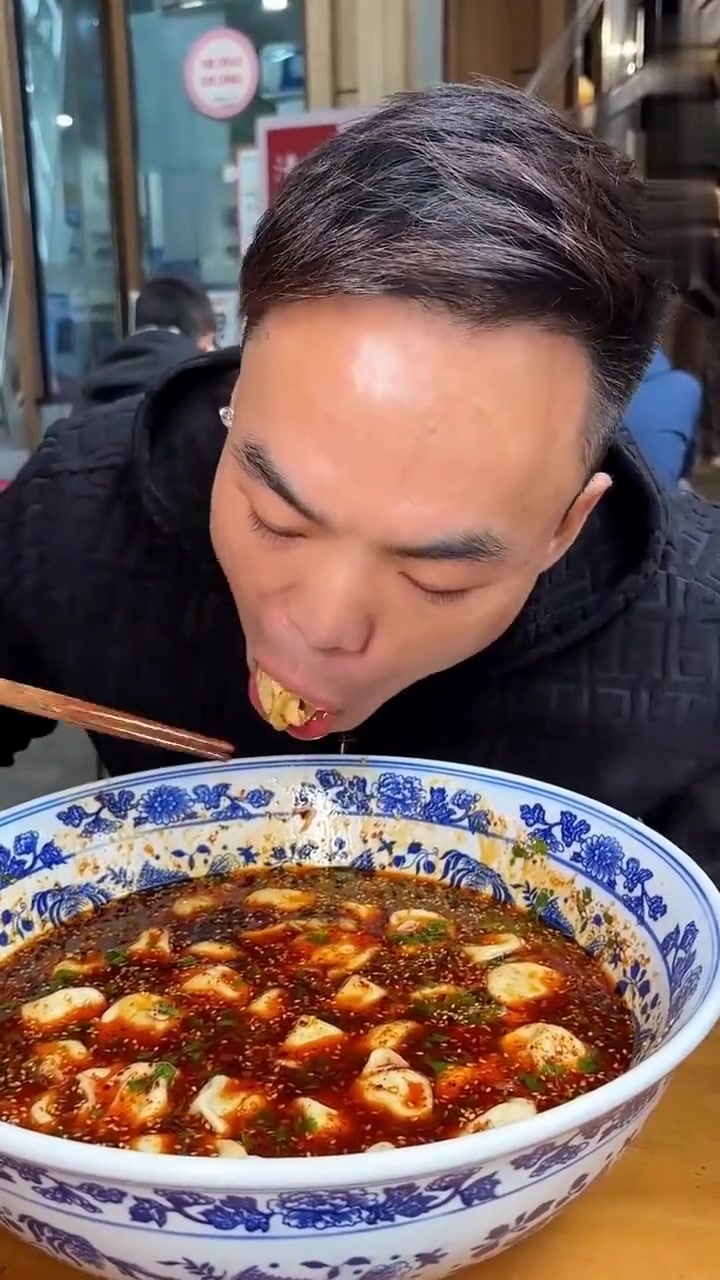 天冷和媳妇吃酸汤水饺，一碗下肚太幸福
