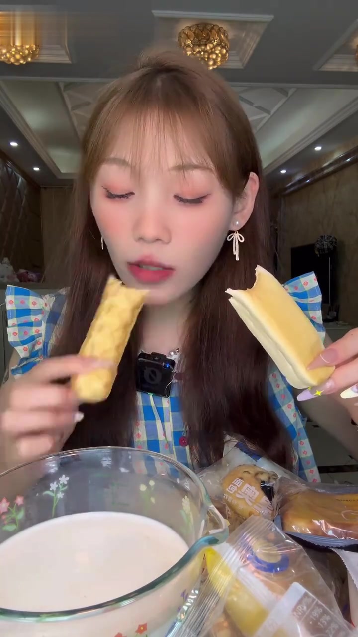 面包脑袋一人买便利店各种面包,究竟多快乐?