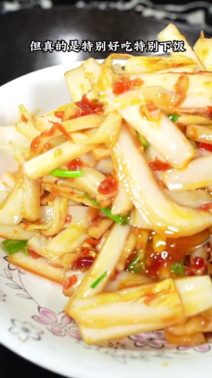 最近大鱼大肉吃腻了，可以做一道简简单单的剁椒炒白菜梗，酸辣脆爽超下饭