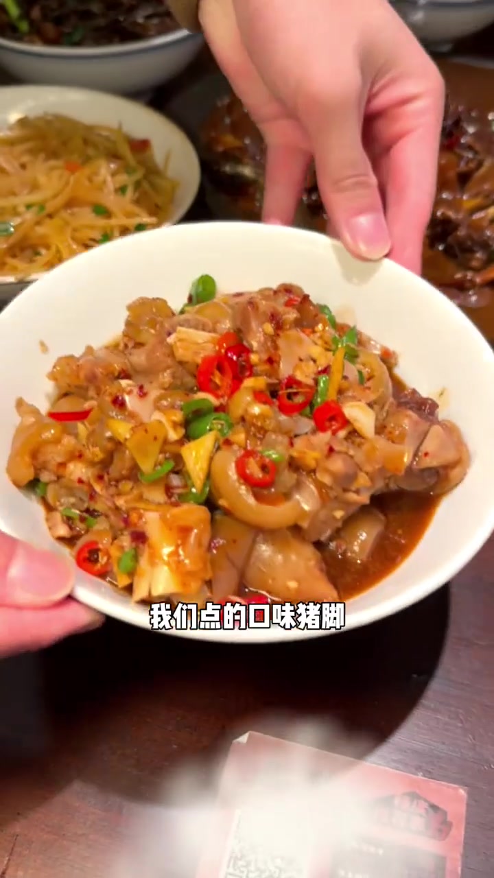 在武汉跟着王迅哥打卡了一家宝藏鸭子铺，很有田园气息的农家菜馆