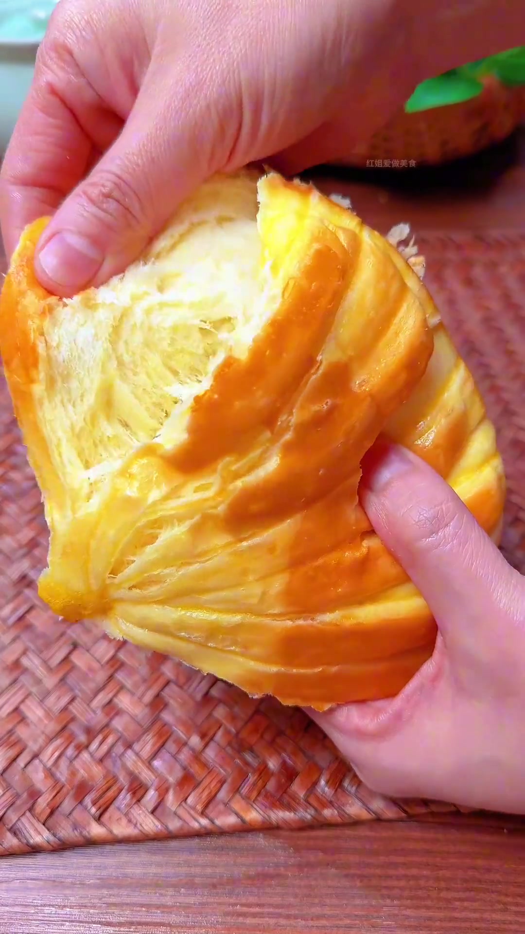 不用烤箱打蛋器!三个鸡蛋一碗面做出超好吃大面包