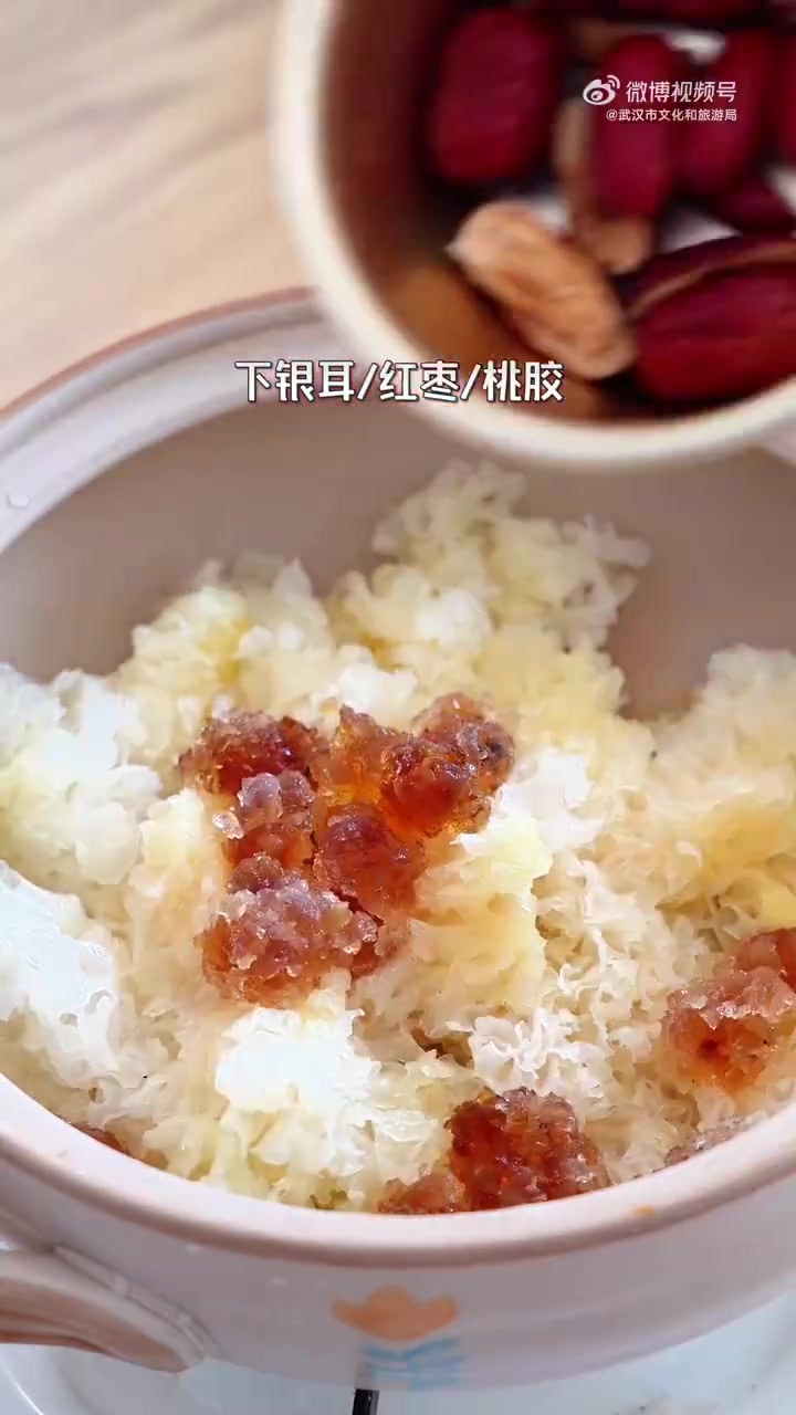 美食「柿子红枣银耳羹」这次把柿子果泥融入到滋补的红枣桃胶银耳羹里面,滋润甜蜜的同时还有柿子