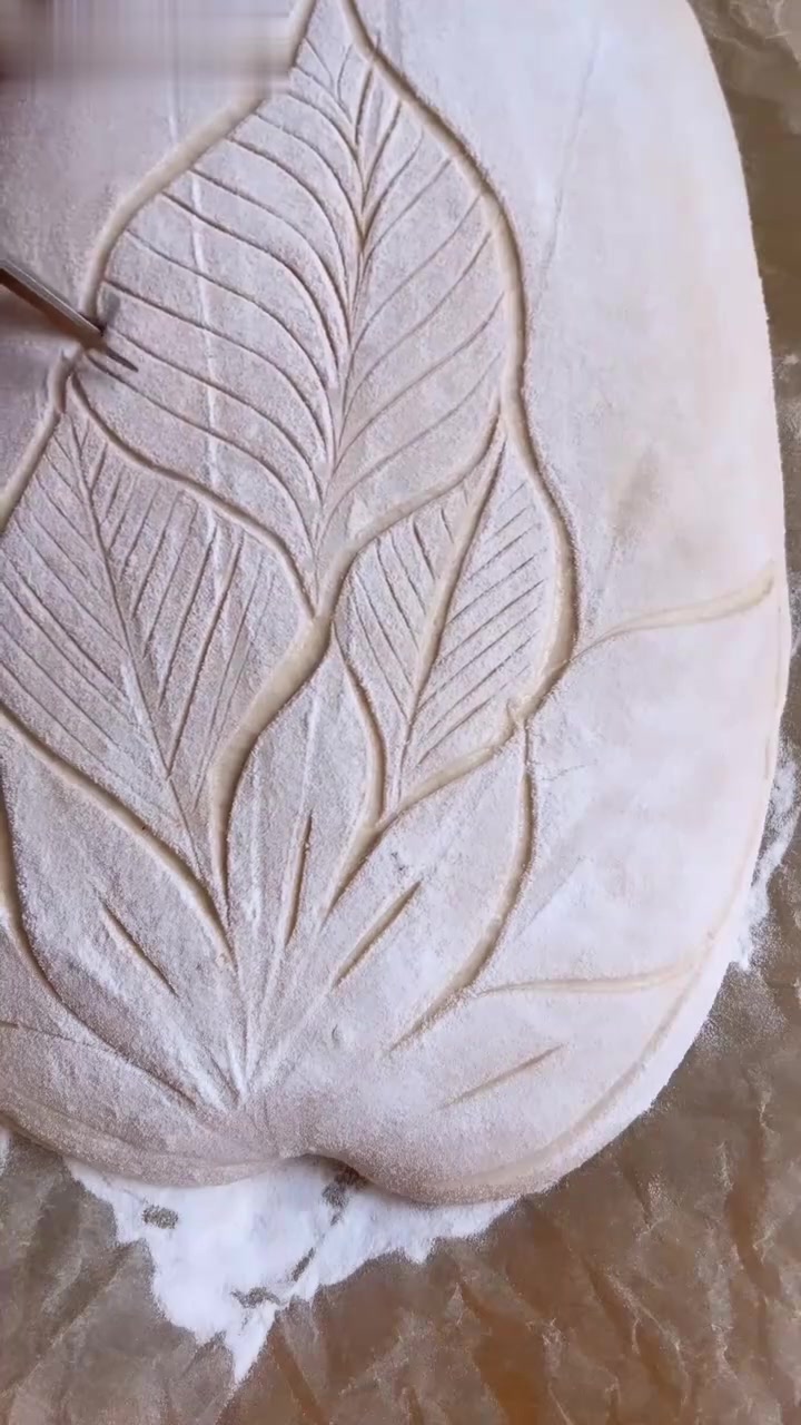 面团上的叶子画|手工制作的艺术面包