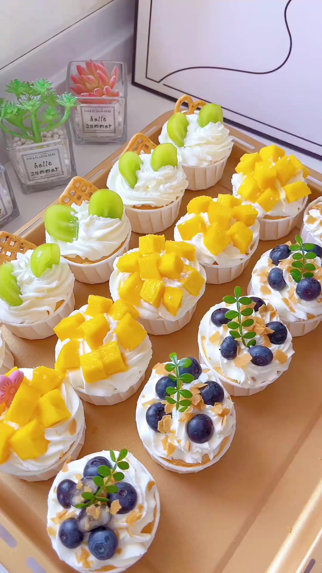 不开裂不回缩不塌陷的纸杯蛋糕一次成功口感松软，大人小孩都喜欢吃