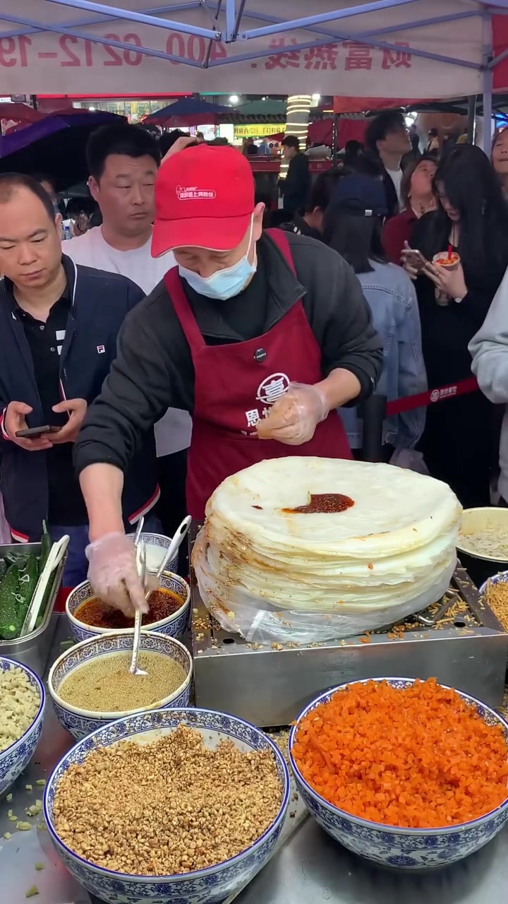 喜卷卷面皮大厨现场制作,香气扑鼻!