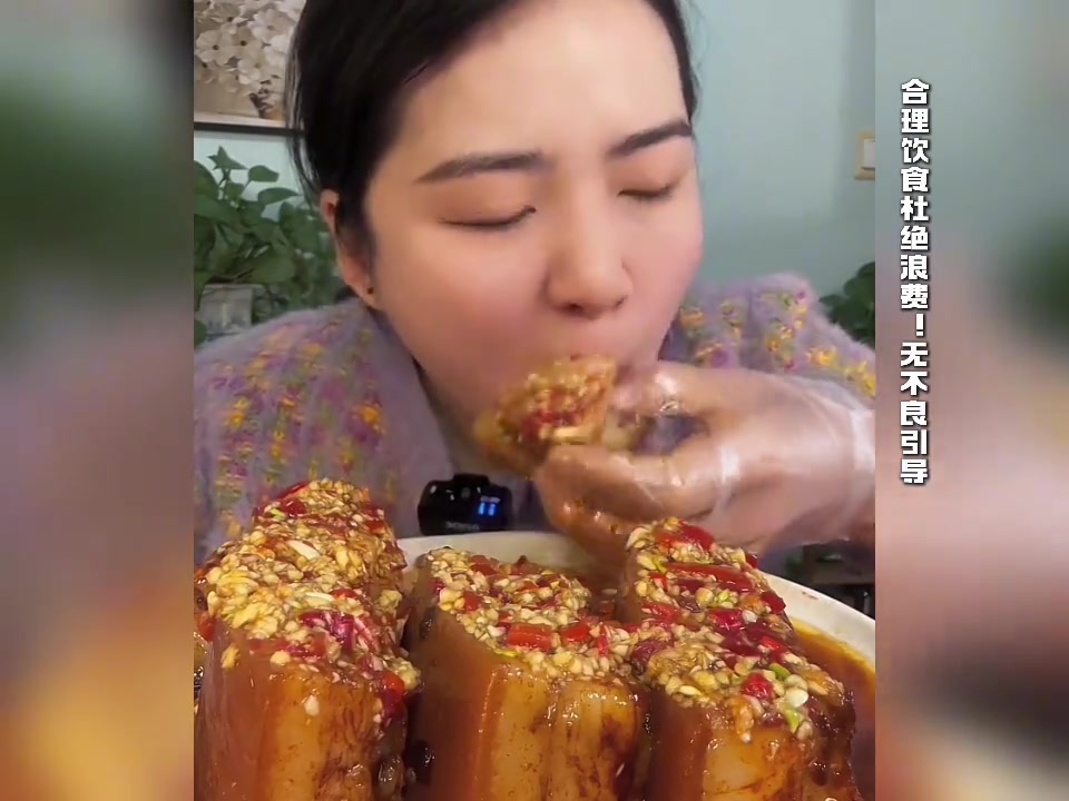 小姐姐吃炖肥肉全吃完,一顿五块纯肥肉下去,这胃真不是一般人