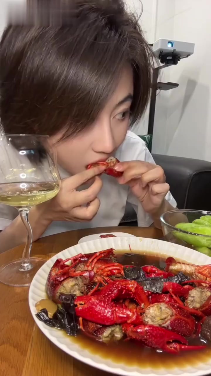 按时喝酒，夏天怎能不吃冰镇小龙虾～