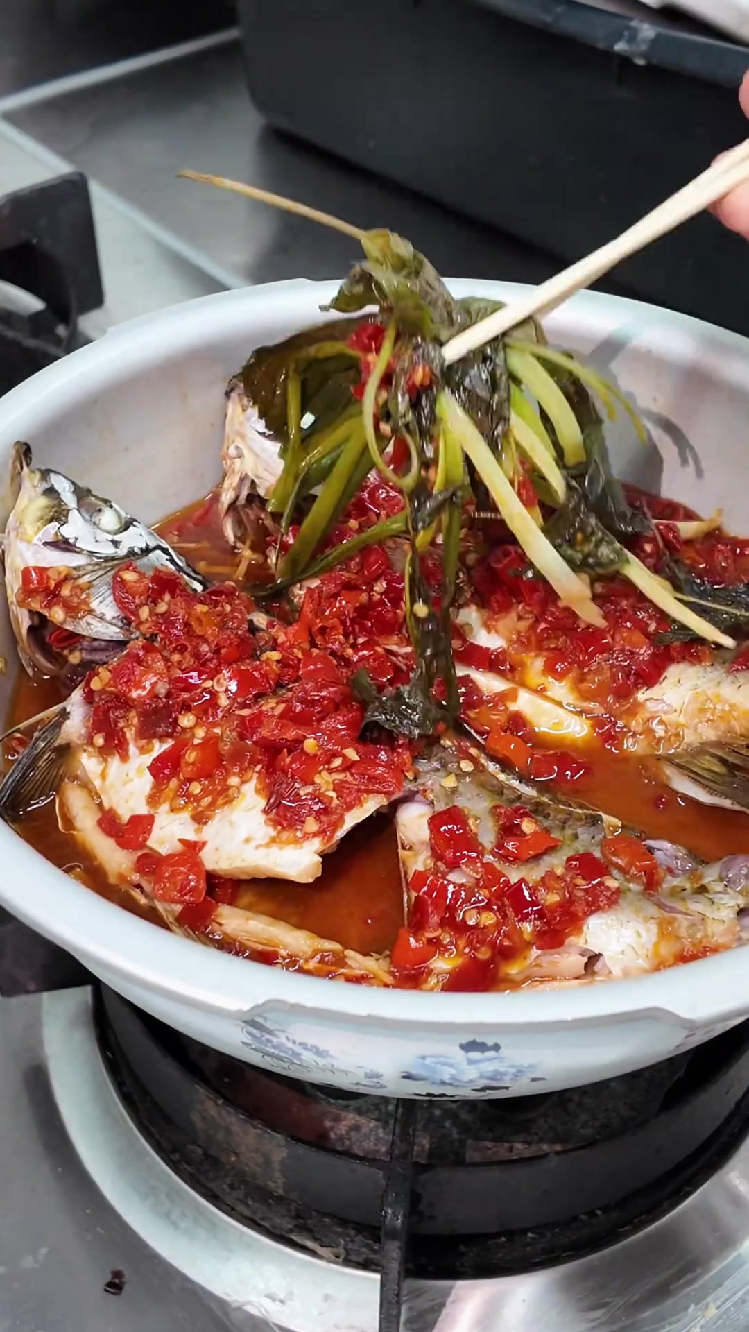 揭秘饭店的压锅鲫鱼到底是怎么做的的