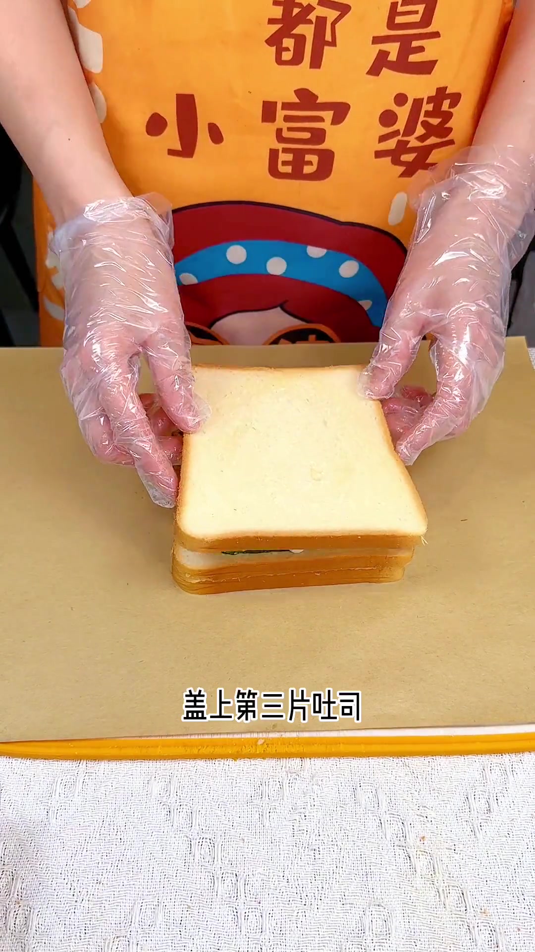 经典鸡蛋火腿三明治超简单,6块钱自制快做