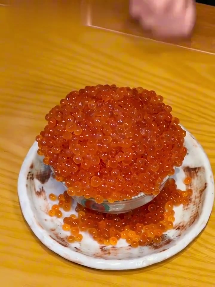 我说我想要多一点鱼子酱,于是他……