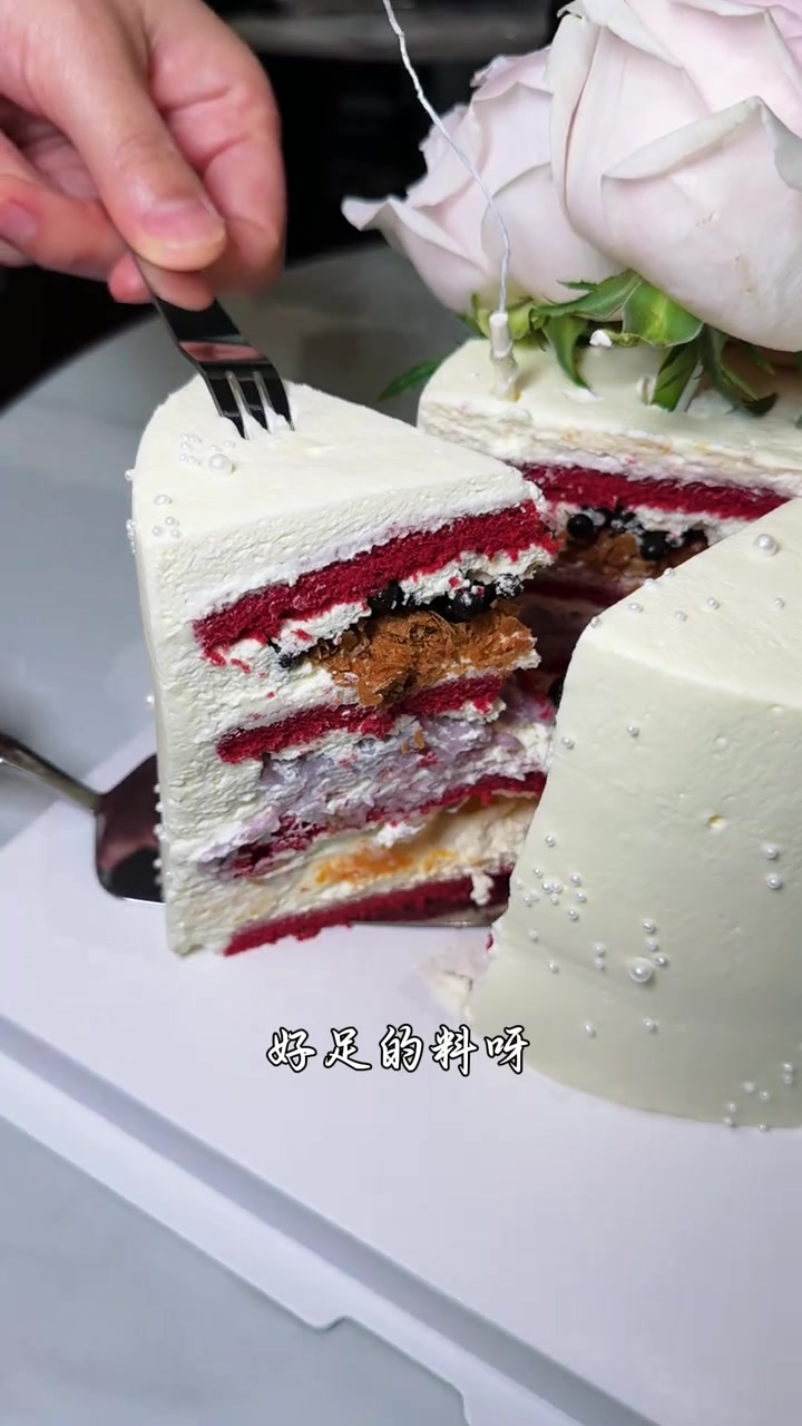 我看是哪个女孩子还没有收到这么精致的蛋糕啊?