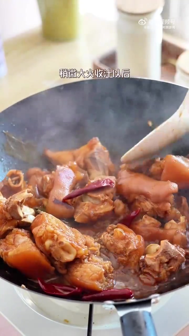 「美味辣猪蹄做法」先卤后炒美味翻倍的辣猪蹄，软糯香辣下饭，一起试试吧↓（森川晴子酱）