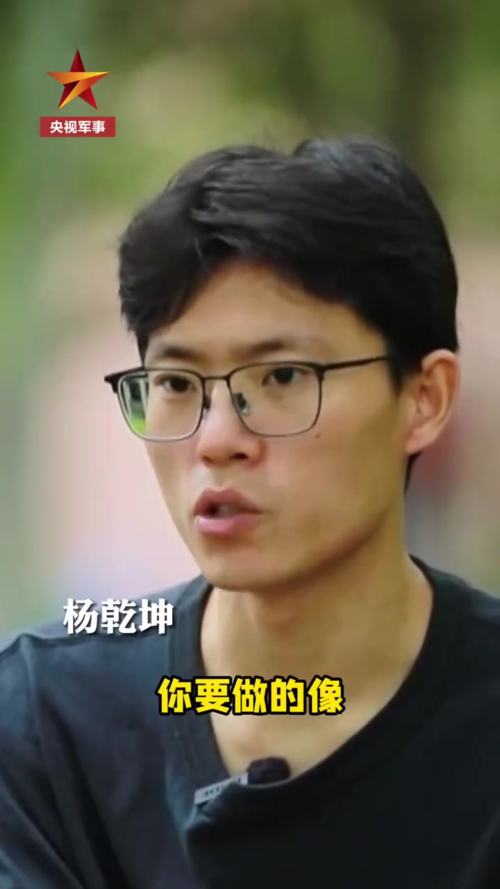 河南郑州一位卖烧饼的小伙子“火了”。在他的烧饼摊上,小朋友们能吃到“歼-35”“山东舰”,