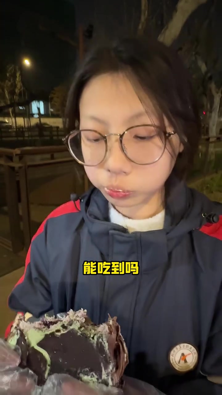 害羞的小女孩挑战千层蛋糕，表演一秒脸红txy