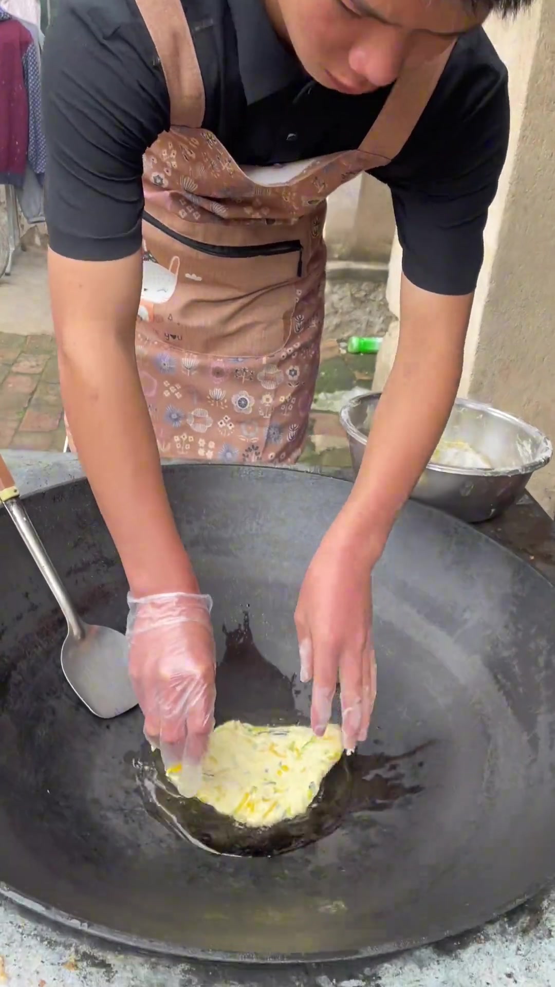 清晨煎南瓜饼，扶爸爸起床，又煮紫菜蛋花汤，洗衣服，一碗汤，一份饼，一家人又忙碌一整天，日子