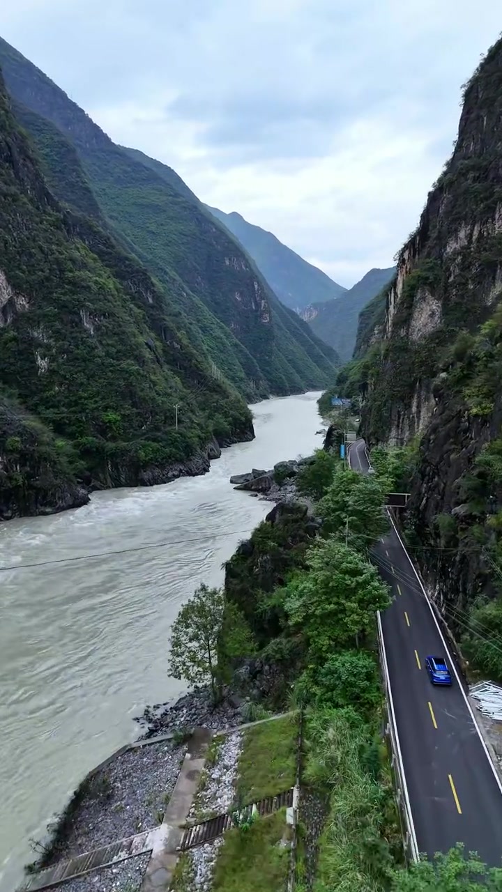 巫溪大宁河古镇上面的三个寨子分别叫女王寨、桃花寨和凤凰寨。相传明末清初，李自成部队遭清兵击