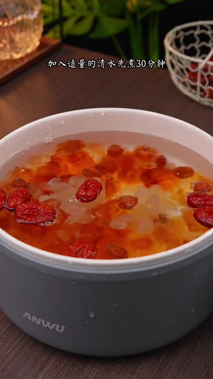 小朋友放假回家,赞我煮的牛奶桃胶三宝羹赛奶茶