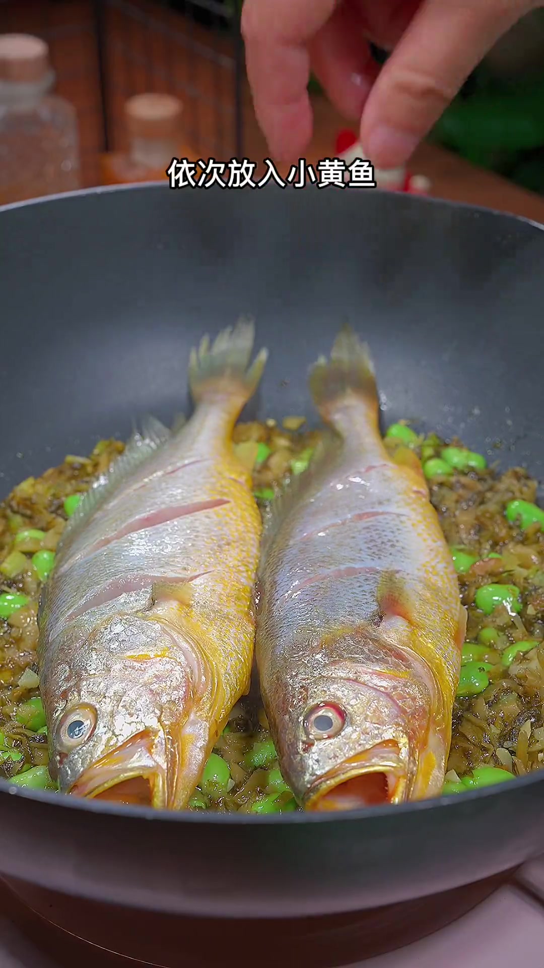 炎热的夏天你可以试试这道雪菜烧黄鱼，汤汁鲜美，鱼肉鲜嫩，特别好吃