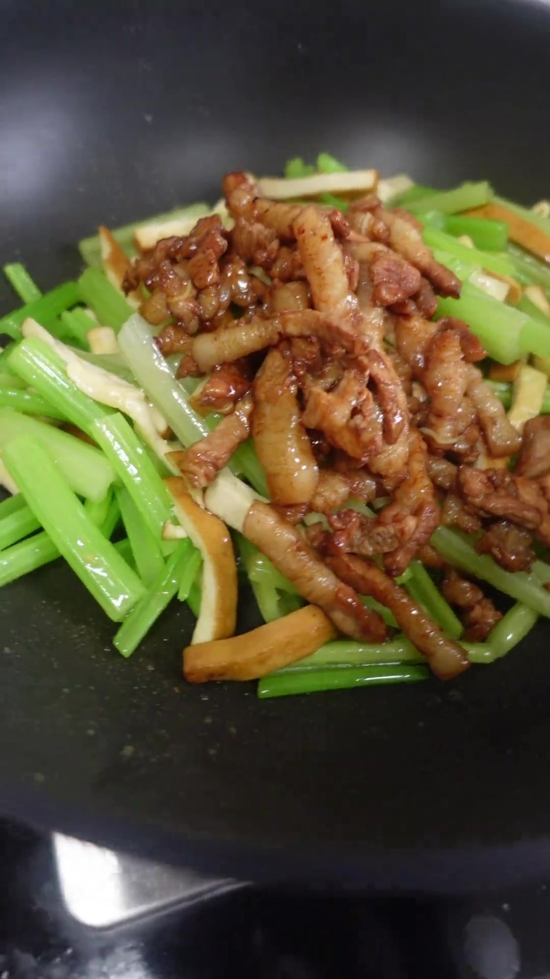 香嫩芹菜香干炒肉丝，美味家常菜来袭