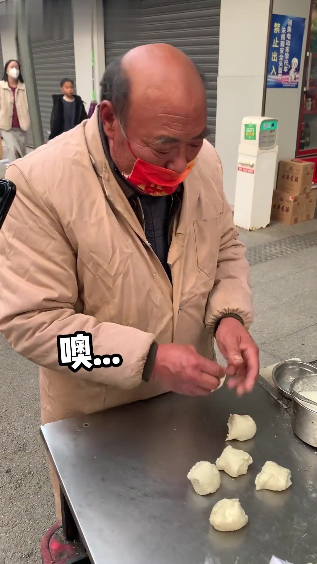 街头大叔做十多年梅菜扣肉饼，味道似上学时
