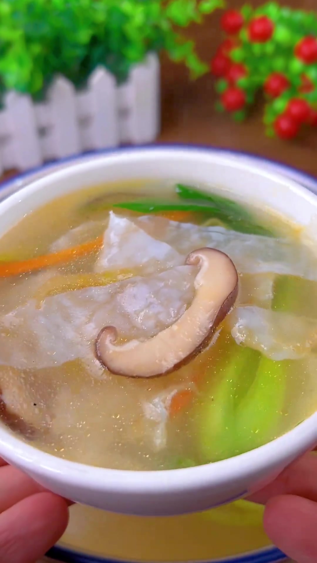 我们温州除了鱼丸汤之外,还有一种非常鲜美的汤,那就是敲鱼汤～