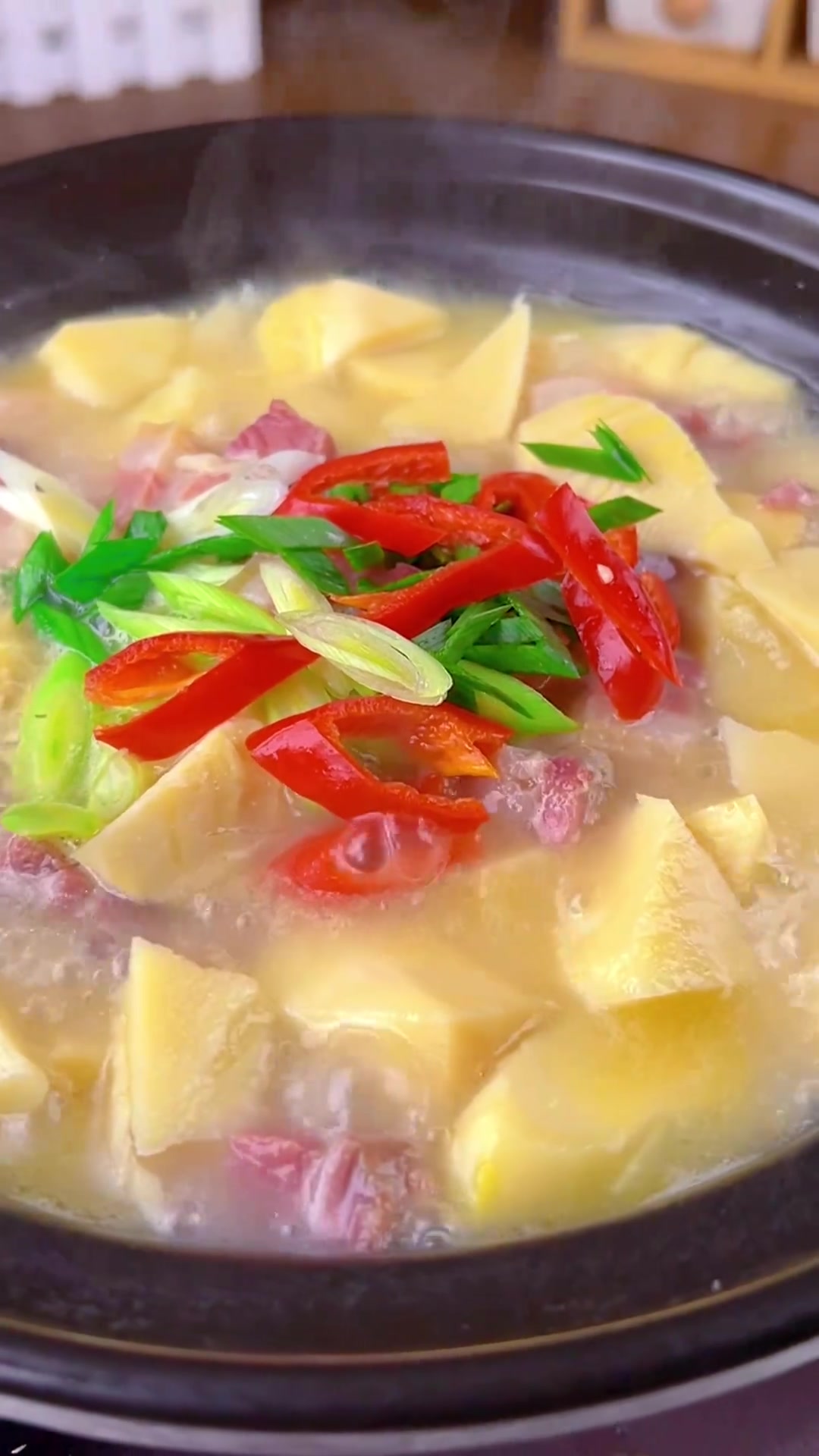 每当冬笋上市的季节，我都会做上这个咸肉冬笋煲，汤鲜味美，暖暖的～