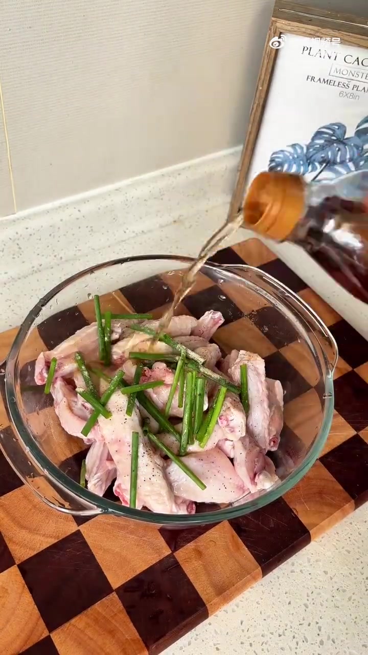 「盐葱鸡翅」没试过这个盐葱做法的一定要去试试!可以盐葱很多肉类,特别好吃!(视频来源:土味