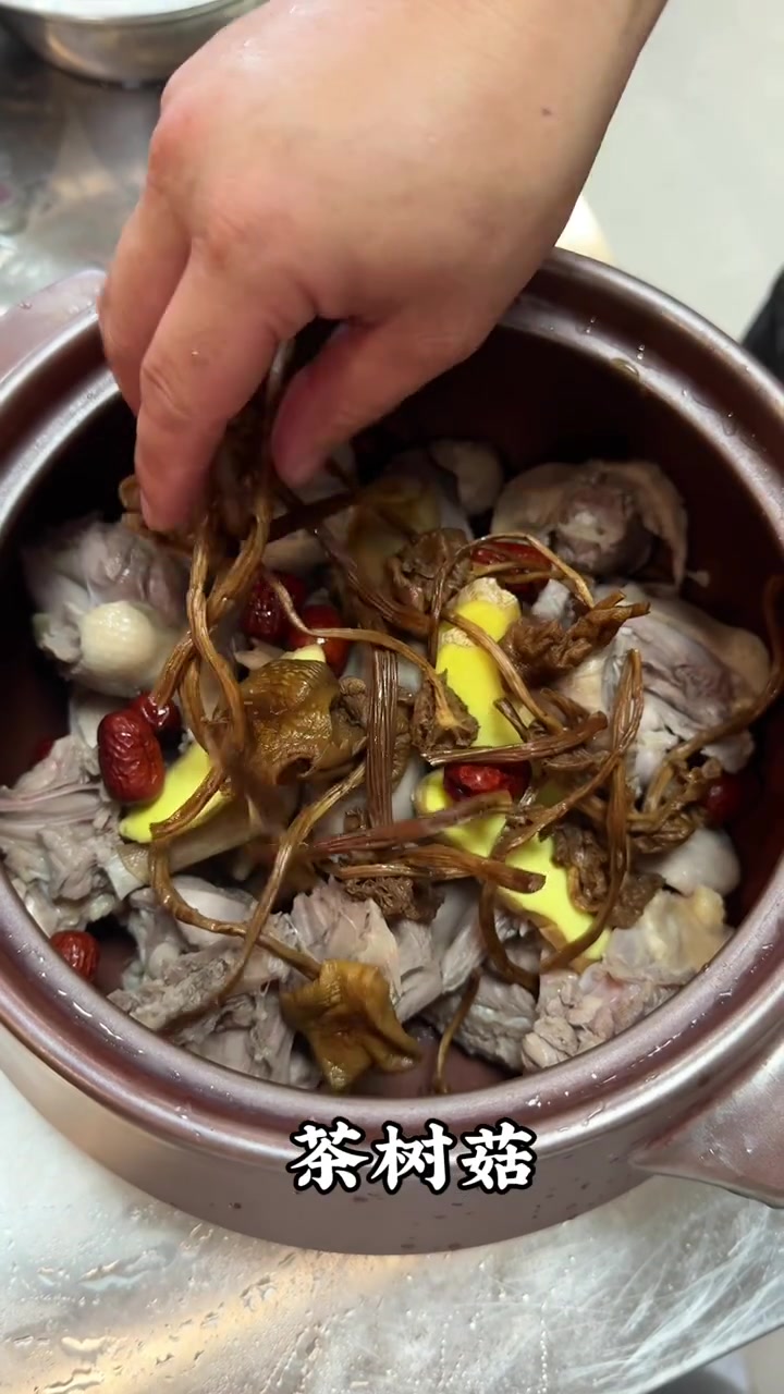 秋天适合喝鸭汤～一定要试试这个老鸭汤的做法,汤鲜味美,煲汤