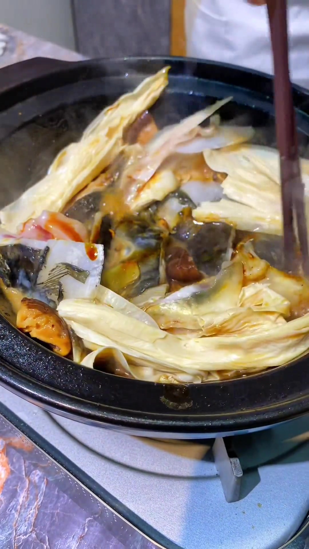 “支竹生焖鱼头”酱香回味，鱼头嫩滑值得推荐