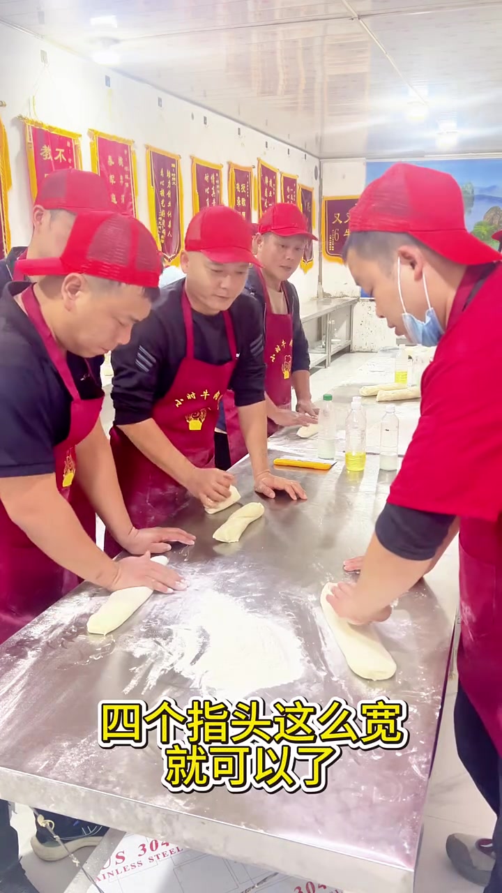 实体店教学，韭叶拉面手法，我是拉面时哥，在河南漯河做拉面，已经做了15年了，如果志同道合，